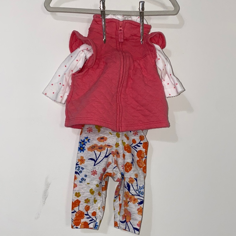 Carter’s 3 Piece Outfit: Newborn.